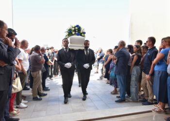Ragusa, che strazio ai funerali di Andrea Passalacqua. Il feretro anche al campo ex Enal
