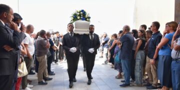 Ragusa, che strazio ai funerali di Andrea Passalacqua. Il feretro anche al campo ex Enal