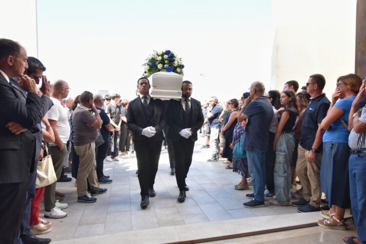 Ragusa, che strazio ai funerali di Andrea Passalacqua. Il feretro anche al campo ex Enal