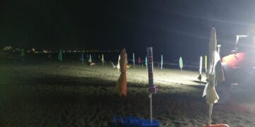 Marina di Modica, portano via la barella ai soccorritori e ci ballano sopra: il trionfo dell’indifferenza