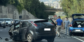 Scontro violento tra due auto, inferno di lamiere: otto feriti