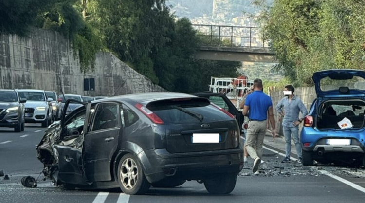 Scontro violento tra due auto, inferno di lamiere: otto feriti