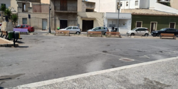 Scoglitti, sangue e vetri rotti in piazza Fratelli Cervi