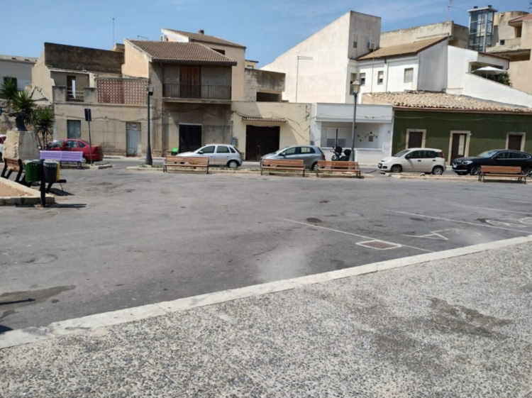 Scoglitti, sangue e vetri rotti in piazza Fratelli Cervi