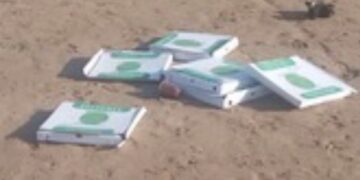 Donnalucata, mangia la pizza in spiaggia e abbandona i cartoni sull’arenile: individuata e sanzionata