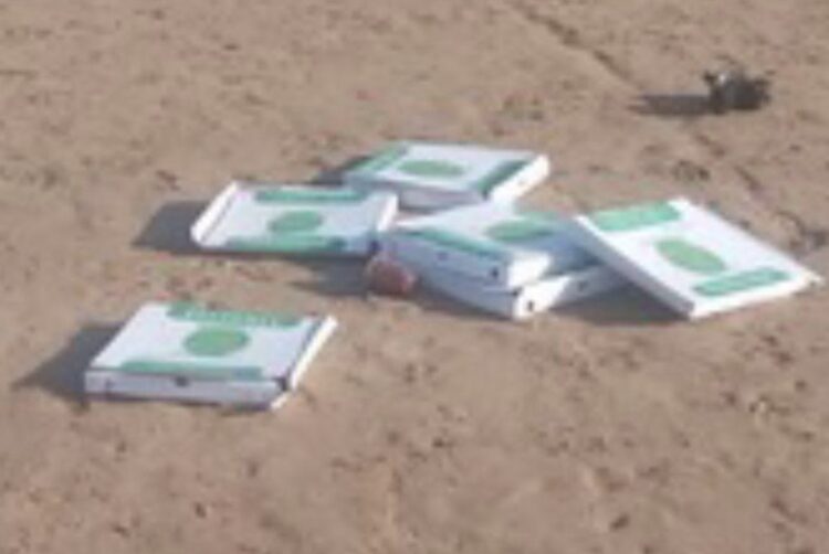 Donnalucata, mangia la pizza in spiaggia e abbandona i cartoni sull’arenile: individuata e sanzionata