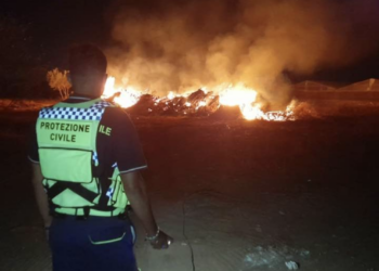 Vittoria, i rifiuti speciali continuano a bruciare
