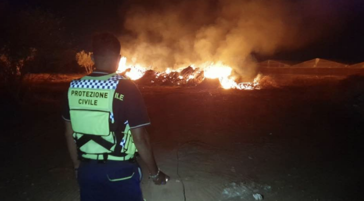 Vittoria, i rifiuti speciali continuano a bruciare
