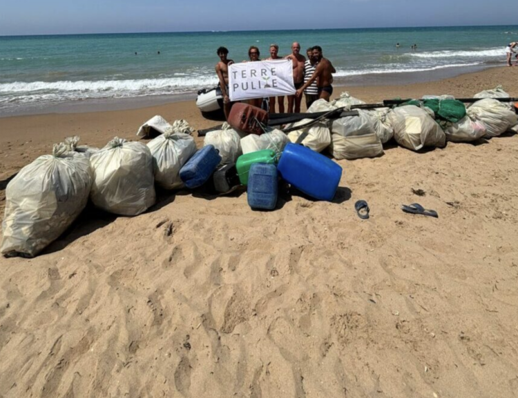 Museo di Kamarina, rimossa una tonnellata di plastica e di ingombranti dalla spiaggia sottostante