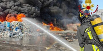 Spaventoso incendio alla zona industriale, fumo visibile da gran parte della città