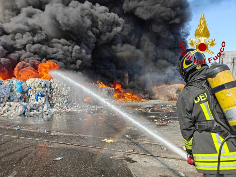 Spaventoso incendio alla zona industriale, fumo visibile da gran parte della città