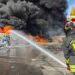 Spaventoso incendio alla zona industriale, fumo visibile da gran parte della città