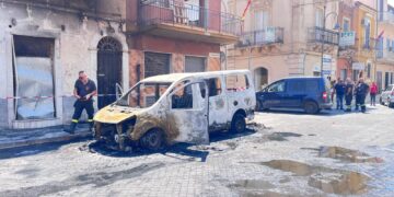 Acate, furgone in fiamme per un guasto