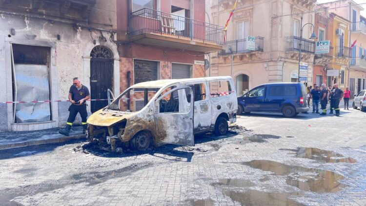 Acate, furgone in fiamme per un guasto