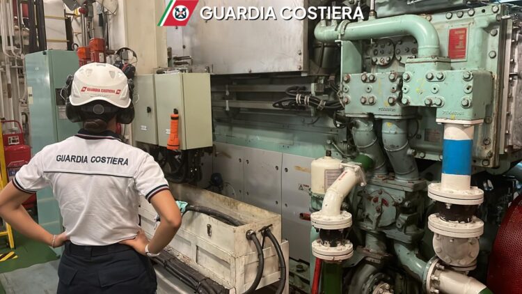 Pozzallo, la guardia costiera sanziona mercantile per informazioni non corrette sui rifiuti di bordo