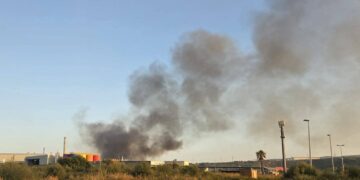 Torna la paura allo stabilimento Ecomac, un altro incendio