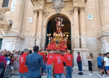 San Giovanni, prima uscita in processione per il simulacro del patrono e l’Arca santa