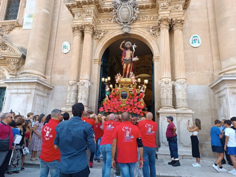 San Giovanni, prima uscita in processione per il simulacro del patrono e l’Arca santa