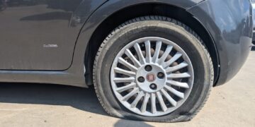 Marina di Modica, squarciate le gomme di una vettura in sosta con un’arma da taglio