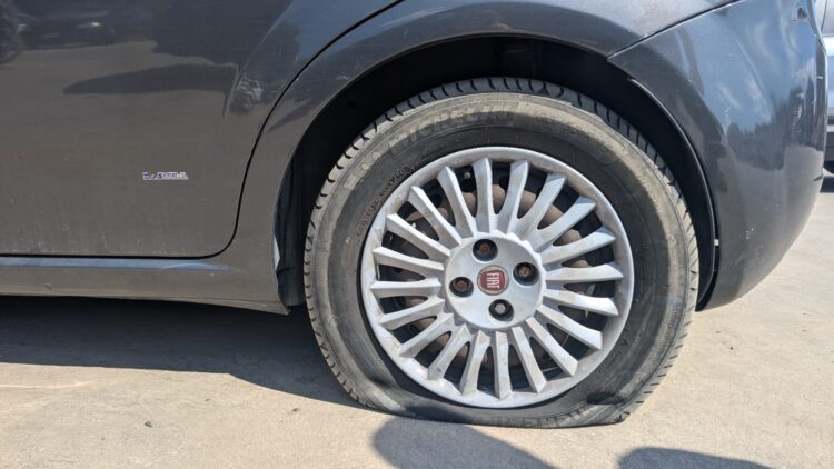 Marina di Modica, squarciate le gomme di una vettura in sosta con un’arma da taglio