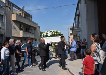 Lo straziante funerale di Carlotta Puccia a Comiso
