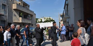 Lo straziante funerale di Carlotta Puccia a Comiso