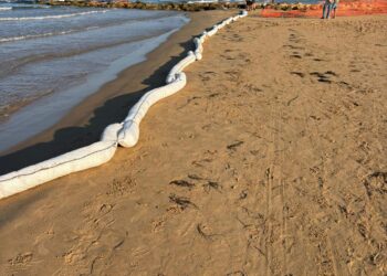 Cava D’Aliga e il peschereccio incagliatosi, steso un cordone sanitario