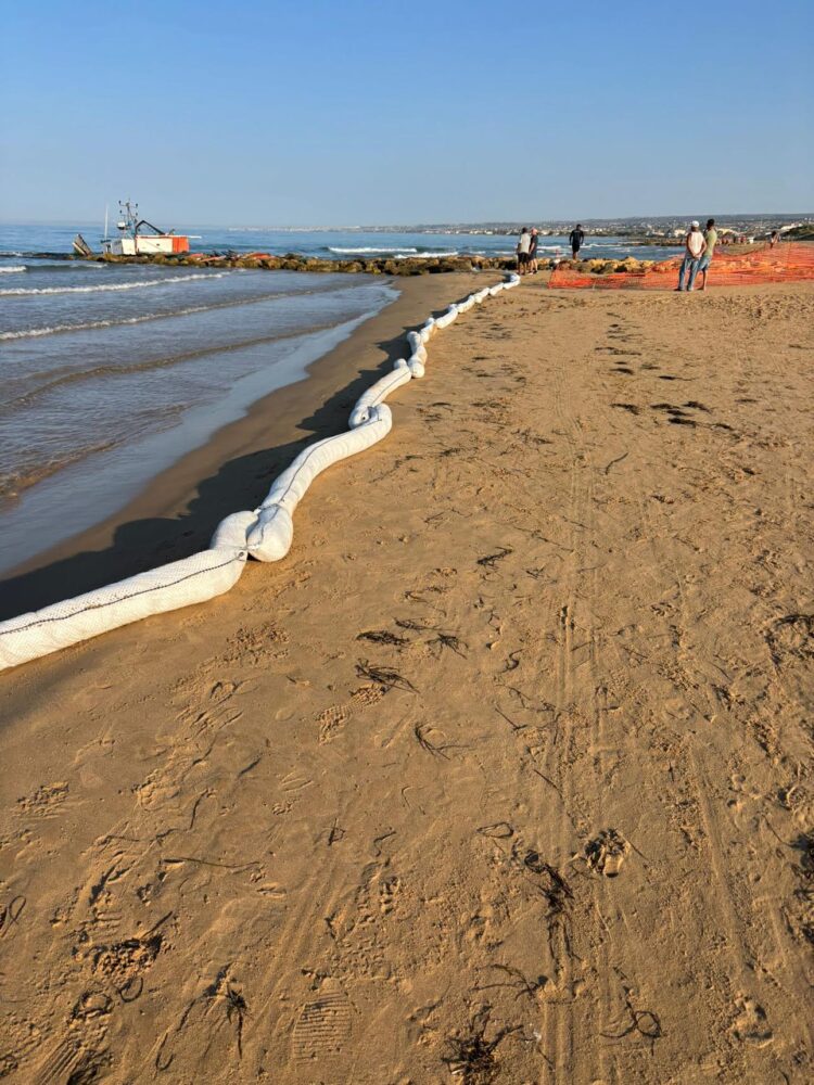 Cava D’Aliga e il peschereccio incagliatosi, steso un cordone sanitario