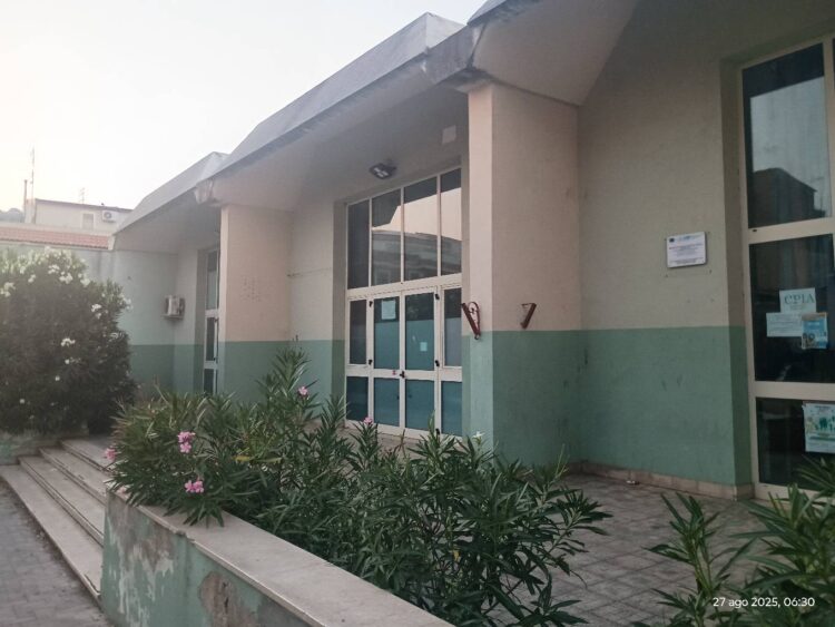 Acate, tentano di introdursi in una scuola: furto sventato dalle guardie giurate