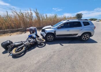 Modica-Sampieri, scontro tra un’auto e una moto: feriti il padre e una bambina in sella alla due ruote