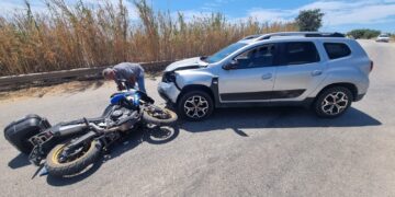 Modica-Sampieri, scontro tra un’auto e una moto: feriti il padre e una bambina in sella alla due ruote