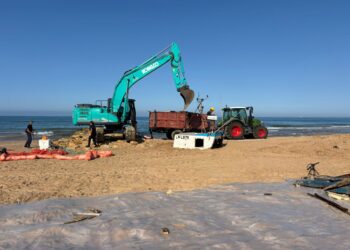 Cava d’Aliga, rimossi i serbatoi del carburante del peschereccio incagliato