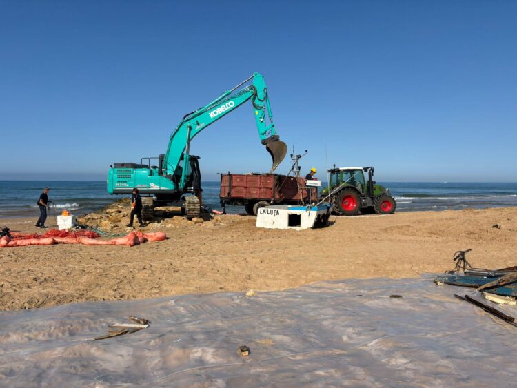 Cava d’Aliga, rimossi i serbatoi del carburante del peschereccio incagliato