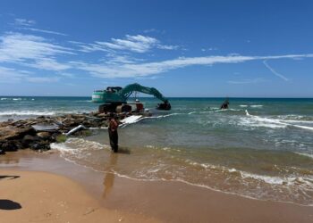 Scicli e il peschereccio incagliato, rimozione rinviata a causa delle avverse condizioni meteomarine