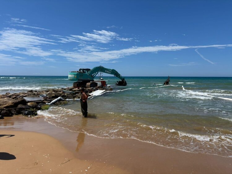 Scicli e il peschereccio incagliato, rimozione rinviata a causa delle avverse condizioni meteomarine