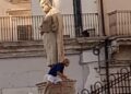 Modica, ragazzo si arrampica su una delle statue del duomo di San Pietro: condanna unanime