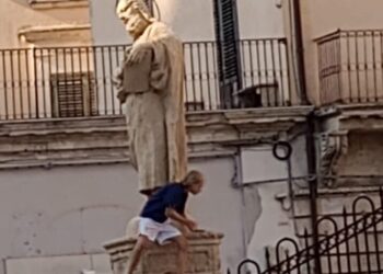 Modica, ragazzo si arrampica su una delle statue del duomo di San Pietro: condanna unanime
