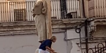 Modica, ragazzo si arrampica su una delle statue del duomo di San Pietro: condanna unanime