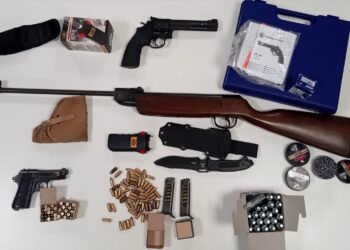 Ragusa, arrestato un modicano 61enne: in casa pistola, munizioni e uno storditore elettrico