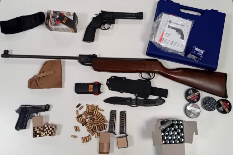 Ragusa, arrestato un modicano 61enne: in casa pistola, munizioni e uno storditore elettrico