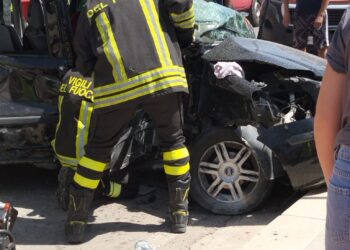 Ispica, Fiat Panda contro un muro: due giovani estratti dalle lamiere contorte dell’auto