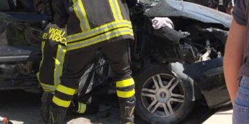 Ispica, Fiat Panda contro un muro: due giovani estratti dalle lamiere contorte dell’auto