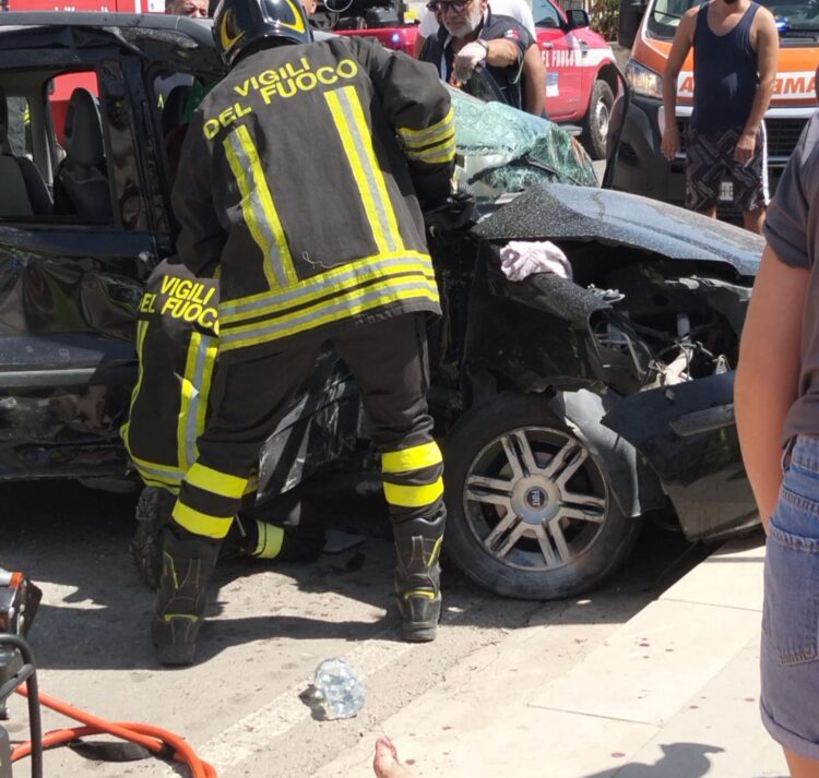 Ispica, Fiat Panda contro un muro: due giovani estratti dalle lamiere contorte dell’auto