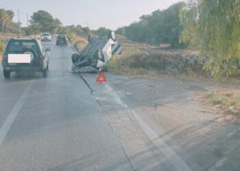Scicli, si capovolge una Fiat 500 bianca sulla strada per Modica