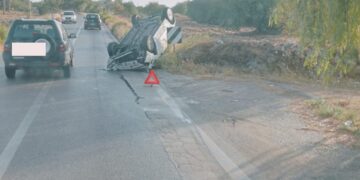 Scicli, si capovolge una Fiat 500 bianca sulla strada per Modica