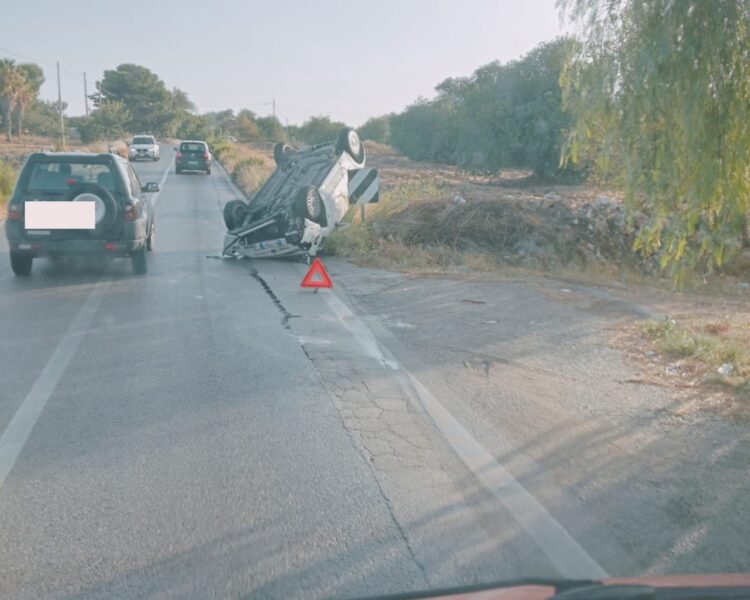 Scicli, si capovolge una Fiat 500 bianca sulla strada per Modica