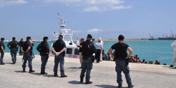 Pozzallo, fermato un 18enne egiziano: è accusato di essere uno scafista