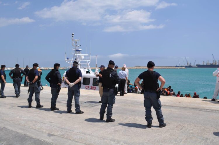 Pozzallo, fermato un 18enne egiziano: è accusato di essere uno scafista