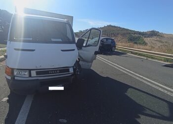 Scontro tra un’auto e un furgone, due feriti