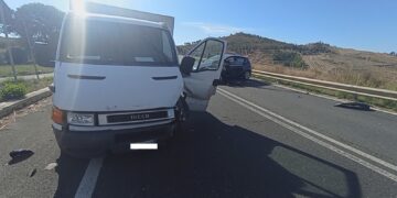 Scontro tra un’auto e un furgone, due feriti